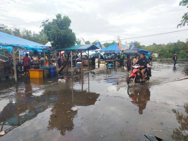 Pasar Terubuk Bengkalis terendam banjir air pasang yang mulai naik sejak pagi sampai siang hari, Jumat (18/10/2024).