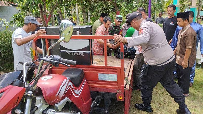 Personel Polsek Kuala Kampar saat ikut bergotong rotong bersama warga, Jumat (18/10/2024).