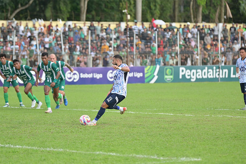 Omid Popalzay saat menguasai bola pada laga tandang menghadapi PSMS Medan di Stadion Baharuddin Siregar, Deli Serdang, Sabtu (19/10/2024). Kickoff pukul 15.30 WIB.