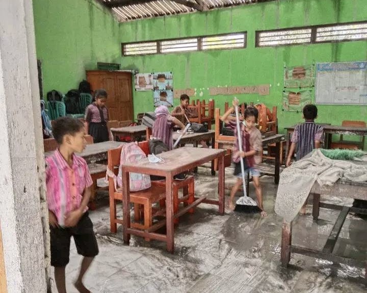 Dampak erupsi Gunungapi Lewotobi Laki-laki di permukiman warga hingga sarana gedung sekolah, Jumat (18/10/2024).