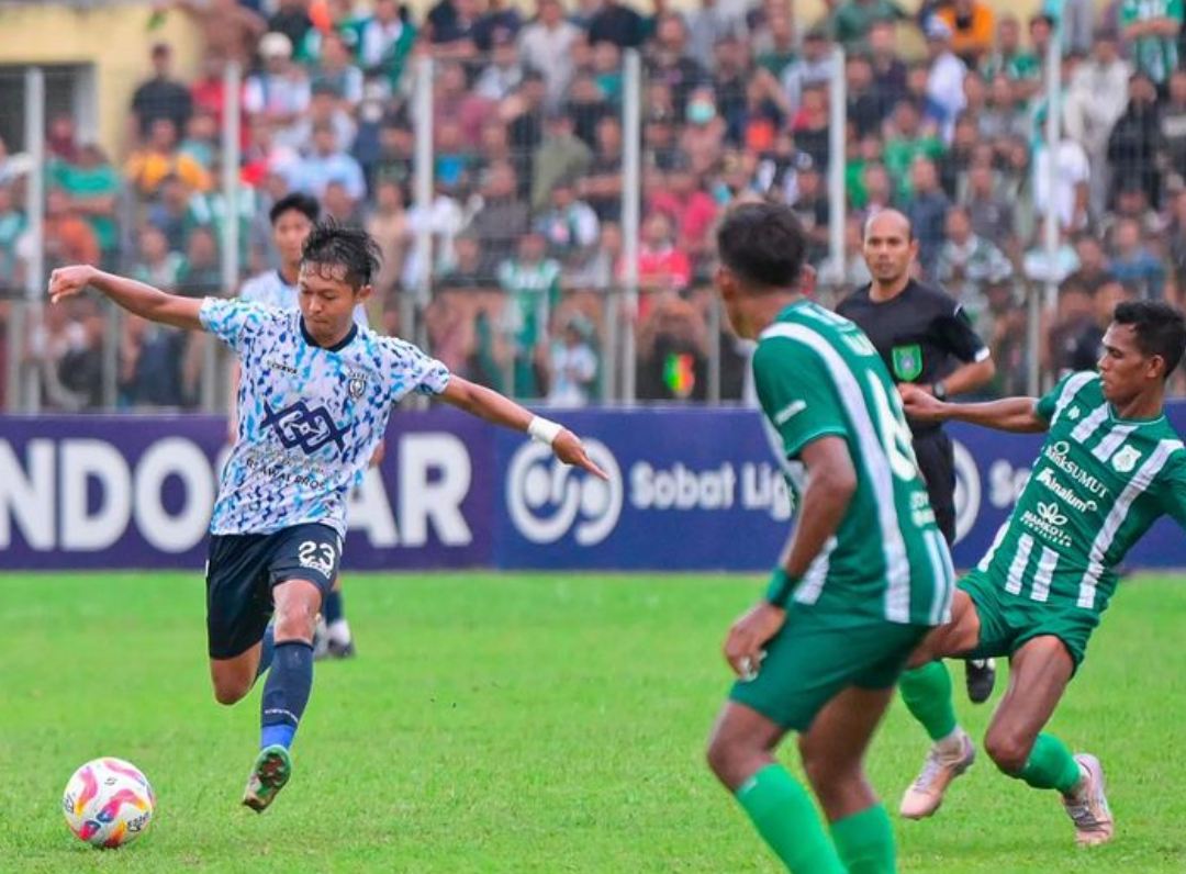 Pemain PSPS Pekanbaru dikawal pemain PSMS Medan dalam lanjutan Pegadaian Liga 2 dengan skor akhir 1-1 di Stadion Baharuddin Siregar, Deli Serdang, Sumut, Sabtu (19/10/2024).