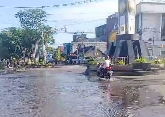 Persimpangan Jl Budi Kemuliaan, Jl Sultan Syarif Kasim, Jalan Pattimura dan Jalan Pangeran Diponegoro, Sabtu (19/10/2024) terendam banjir air pasang. Padahal lokasi ini tak pernah tersentuh banjir