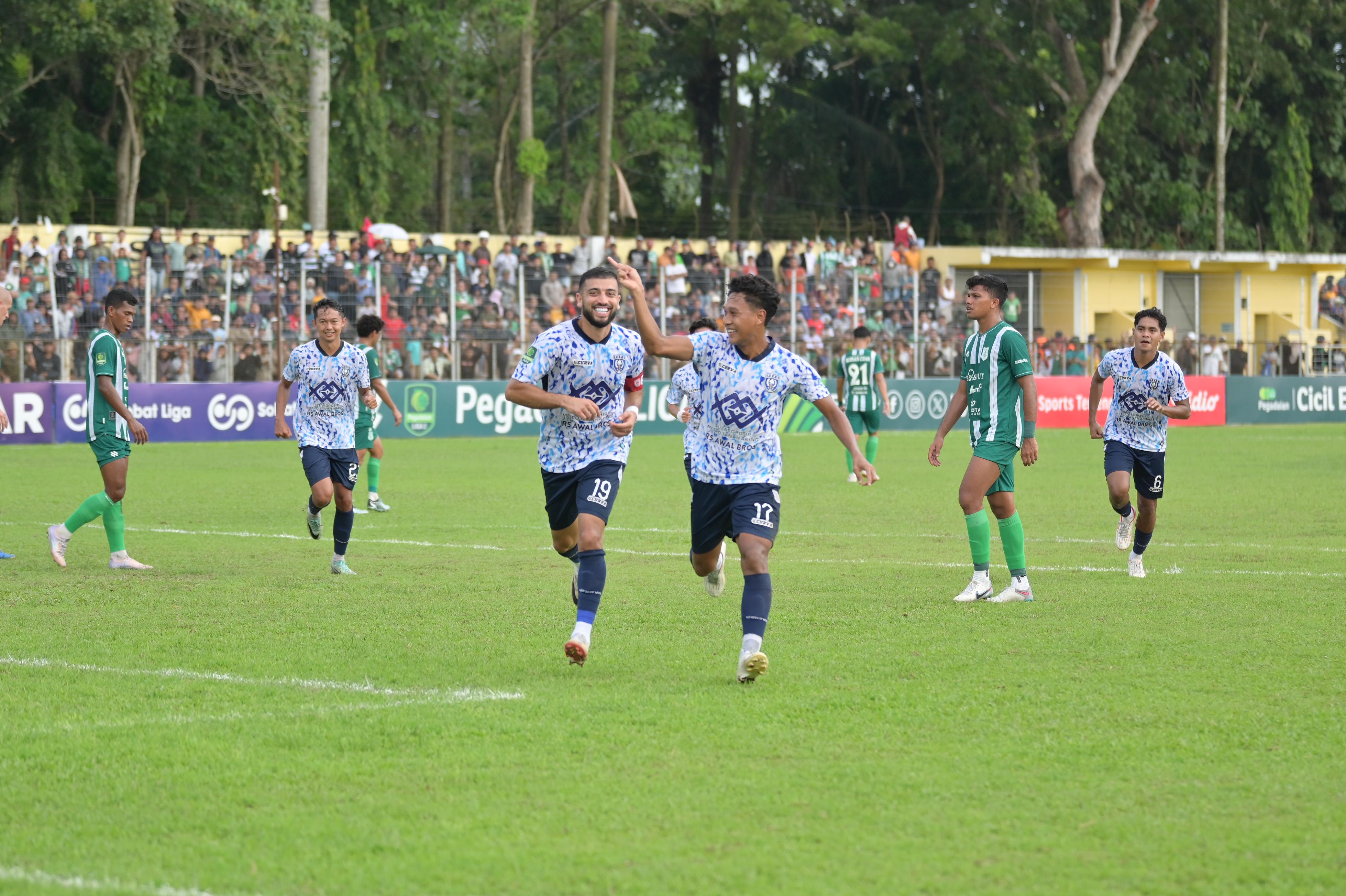 Penyerang PSPS, Omid Popalzay (19) bersama Asir Asiz (17) melakukan selebrasi usai menjebol gawang PSMS Medan di Stadion Baharuddin Siregar, Deli Serdang, Sabtu (19/10/2024).