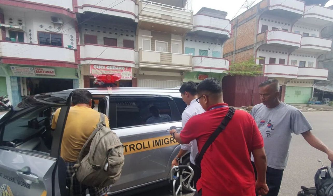 Proses pemulangan WNA asal Singapura Lee Tiong Yap yang masuk Selatpanjang, Riau, Indonesia secara nonprosedural, pada Kamis (17/10/2024).