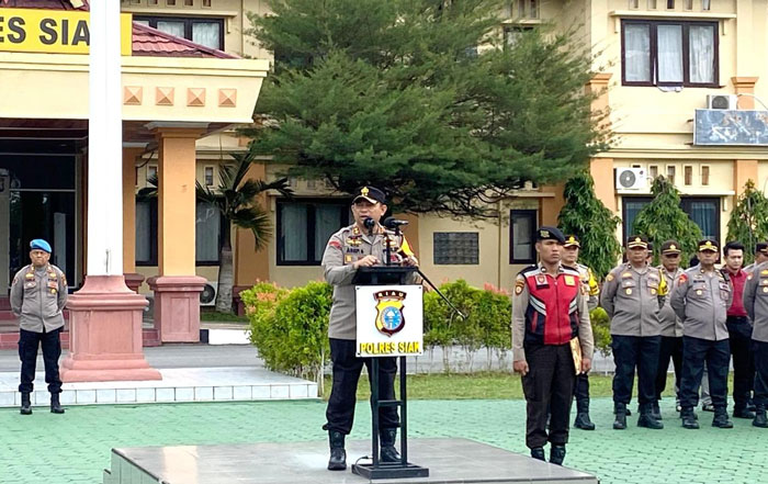 Apel siaga personel pengamanan pelantikan Presiden dan Wakil Presiden di halaman Mapolres Siak, Ahad (20/10/2024).