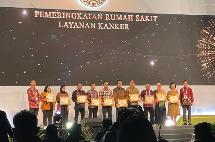 RS Awal Bros Pekanbaru menerima penghargaan sebagai 10 besar rumah sakit dengan pelayanan jantung terbatik oleh Persi yang berlangsung di Jakarta belum lama ini.