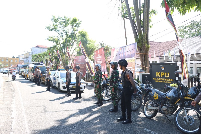 Personel gabungan melakukan patroli ke KPU Kuansing saat pelantikan Presiden dan Wakil Presiden RI, Ahad (20/10/2024).