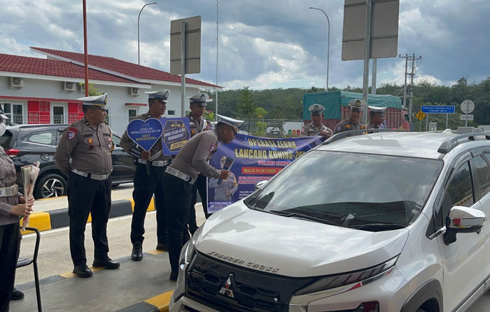 Personel Satlantas Polres Kampar saat memberikan edukasi keselamatan berlalu lintas sekaligu mengajak masyarakat untuk mewujudkan Pilkada damai, Ahad (20/10/2024).