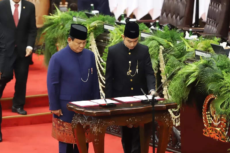 Presiden RI Ke-8 Prabowo Subianto bersama Wakil Presiden Gibran Rakabuming Raka saat dilantik di Gedung Nusantara, Kompleks Parlemen, Senayan, Jakarta, Ahad (20/10/2024).