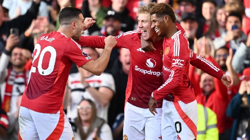 Rasmus H&oslash;jlund (tengah) mencetak gol kemenangan Manchester United dengan penyelesaian tenang atas kiper Brentford Mark Flekken.