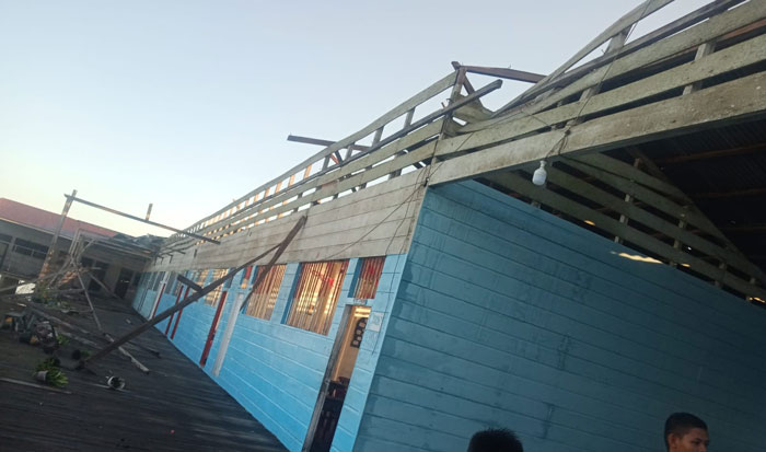 Kondisi bangunan sekolah Methodist Teluk Pulai yang rusak karena angin kencang di Kecamatan Palika.