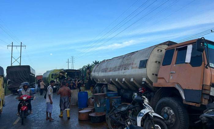 Kondisi kendaraan rusak pasca tabrakan di jalinsum simpang Rantau Bais kecamatan Tanah Putih, Rohil, Sabtu (19/10/2024) dini hari.