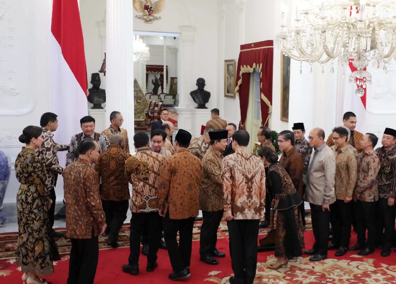 Presiden Prabowo Subianto bersama Wakil Presiden Gibran Rakabuming Raka susunan para menteri yang mengisi Kabinet Merah di Istana Kepresidenan, Jakarta, Ahad (20/10/2024) malam.