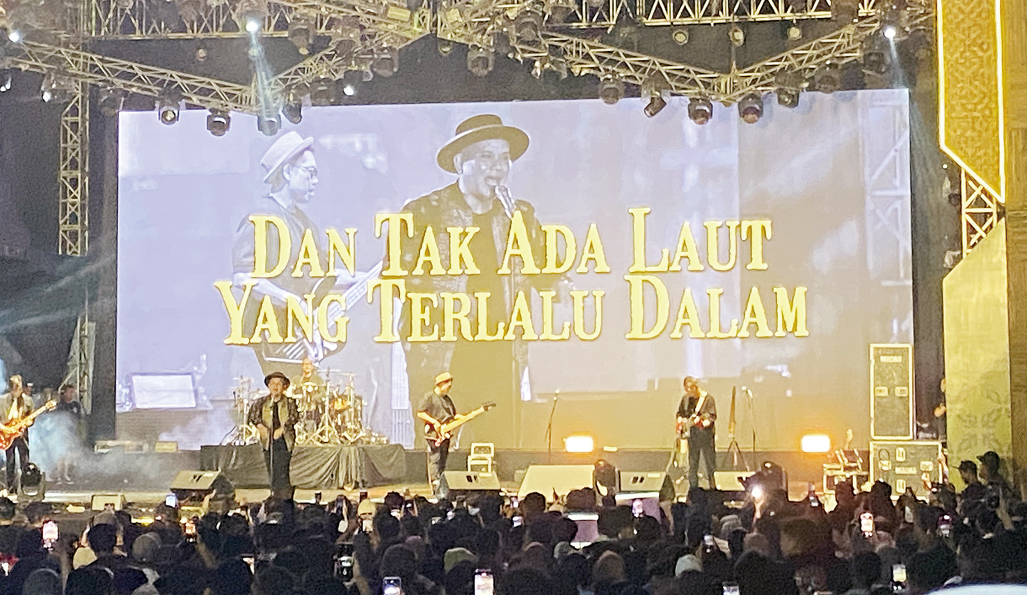 Penampilan Padi Reborn memukau saat penutupan Kenduri Riau 2024 di Bandar Serai Pekanbaru, Ahad (20/10/2024).