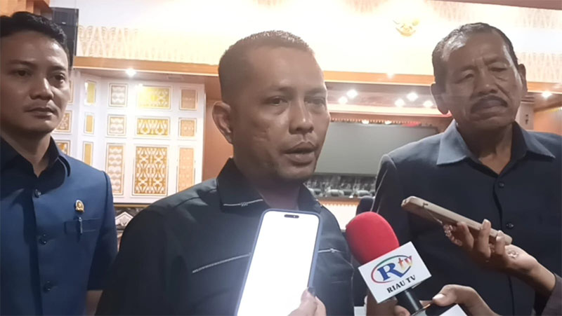 Tengku Azwendi, diapit Achmad Faisal Reza (kiri) dan Pangkat Purba, ditemui usai pengunguman dirinya sebagai calon Wakil Ketua DPRD Kota Pekanbaru dari Partai Demokrat pada Senin (21/10/2024).