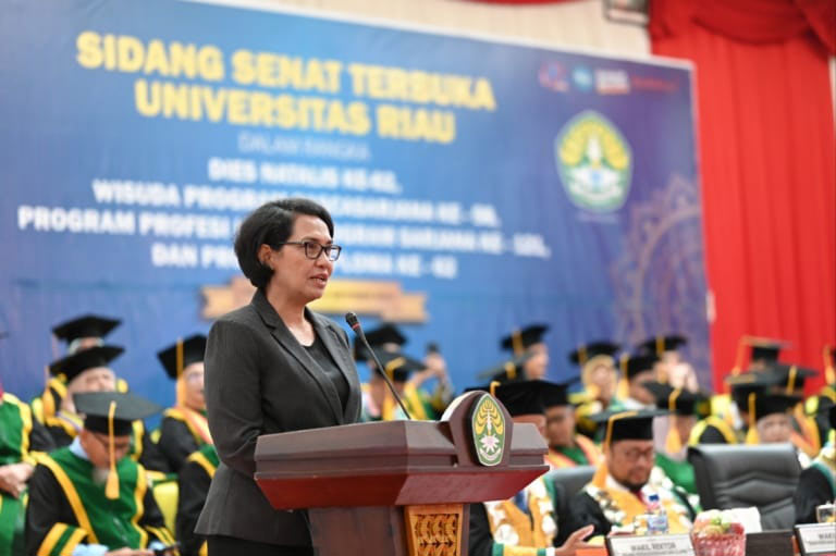 Hadiri wisuda sarjana Universitas Riau (Unri), Sekjen Kemendikbudristek RI Ir Suharti MA PhD mengajak para sarjana perempuan untuk berkiprah