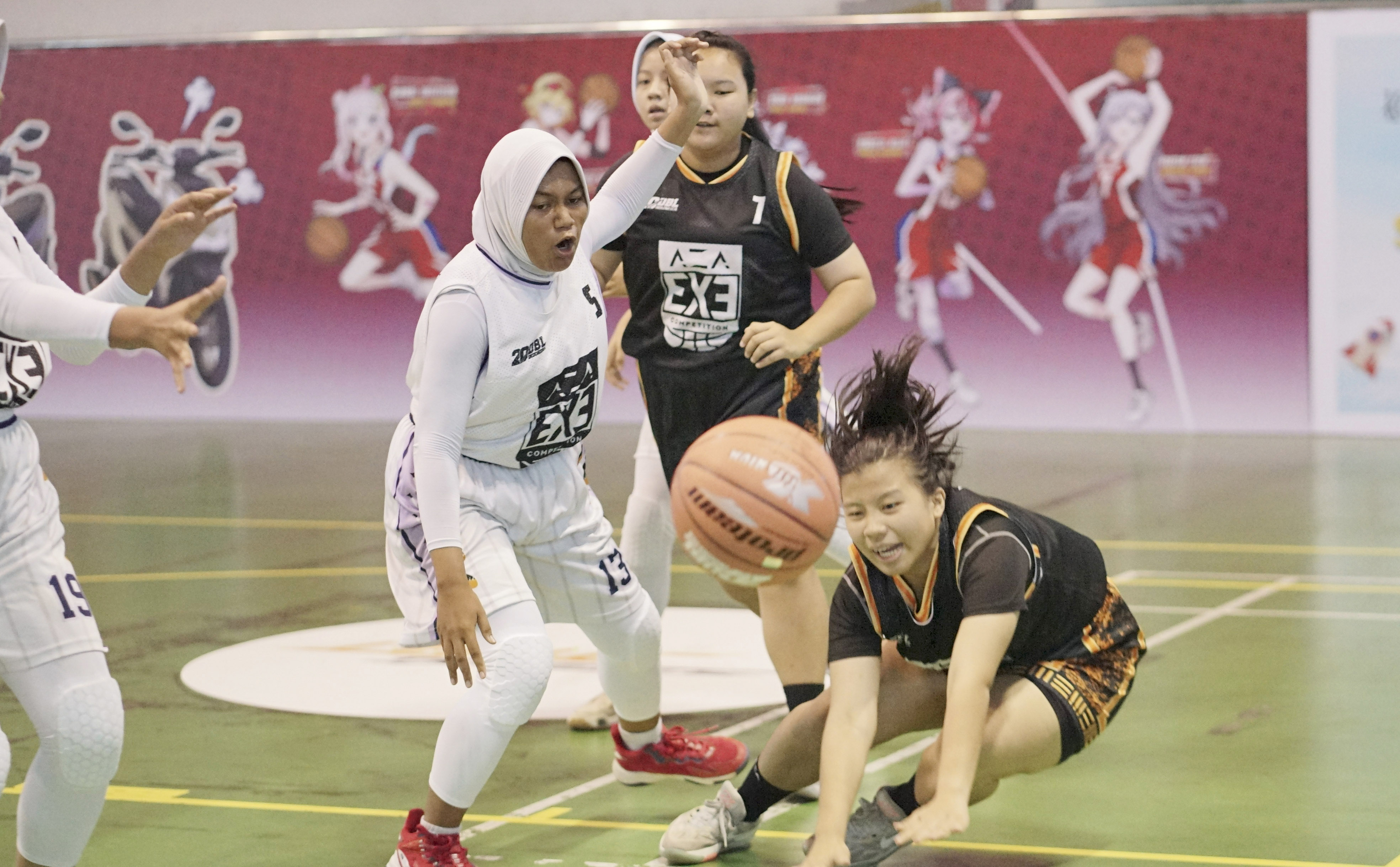 Pemain SMA Santo Tarcisius Dumai Jesslyn Kho (hitam) terjatuh saat berebut bola dengan pemain SMA Negeri 1 Teluk Kuantan saat pertandingan AZA 3X3 Competition di Gelanggang Remaja Jalan Sudirman Pekanbaru, Ahad (20/10/2024).