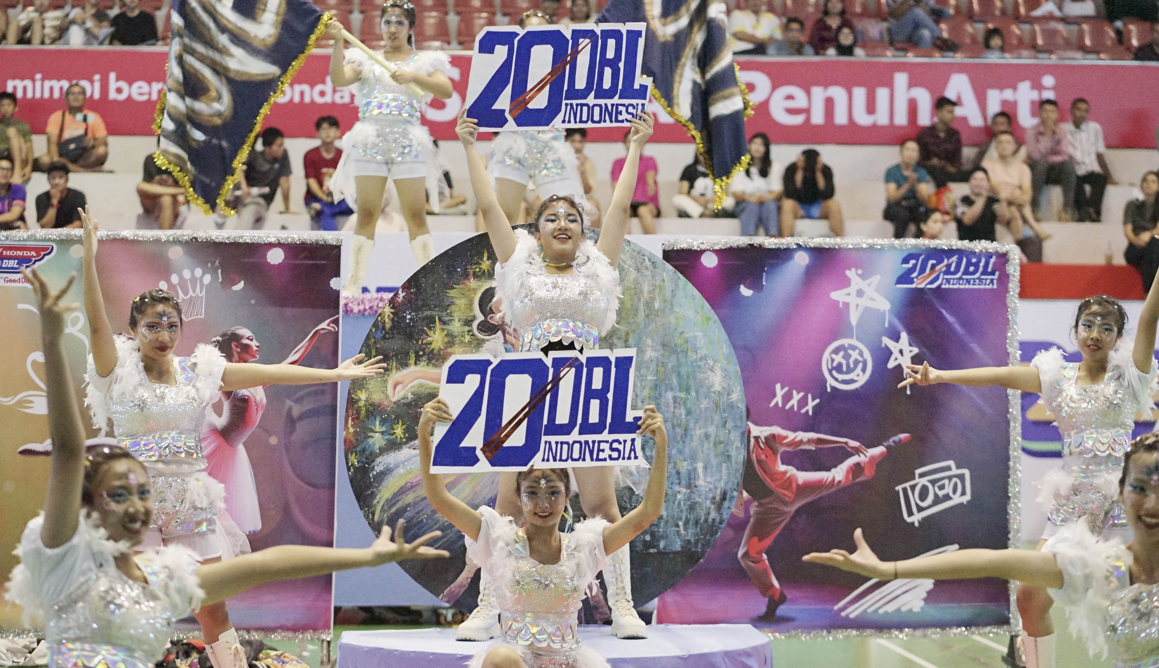 Tim Dance SMA Santa Maria Pekanbaru tampil all out saat mengikuti DBL Dance Competition 2024 di acara Honda DBL With Kopi Good Day 2024 Riau di Gelanggang Remaja Jalan Sudirman Pekanbaru, Ahad (20/10/2024).