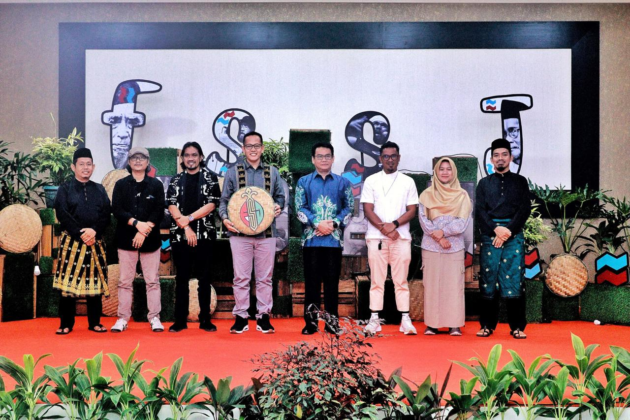 Pjs Bupati Siak Indra Purnama foto bersama Sekretaris Disdikbud Siak Fakhrurrozi dan panitia penyelenggara saat penutupan FSSJ 2024 di Gedung Tengku Mahratu Kota Siak, Sabtu (19/10/2024)