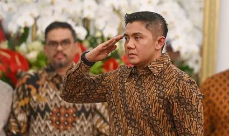 Ajudan Pra&shy;&shy;bowo Subianto saat menja&shy;bat Menteri Pertahanan yakni Mayor Teddy Indra Wijaya ditunjuk sebagai Sekretaris Kabinet Merah Putih.
