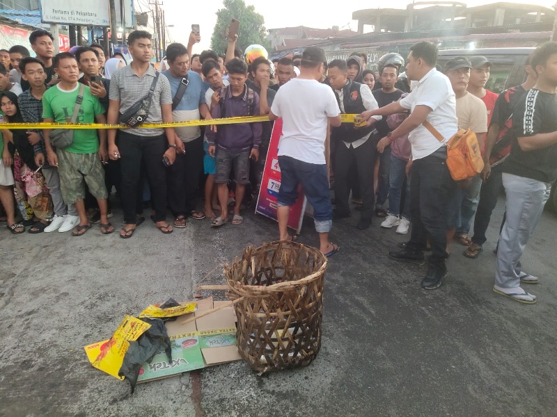 Tim Inafis Polresta Pekanbaru dan Personel Polsek Bina Widya memasang garis polisi dan melakukan olah TKP kompresor meledak hingga tewaskan pekerka bengkel di Jalan Srikandi, Delima, Pekanbaru.