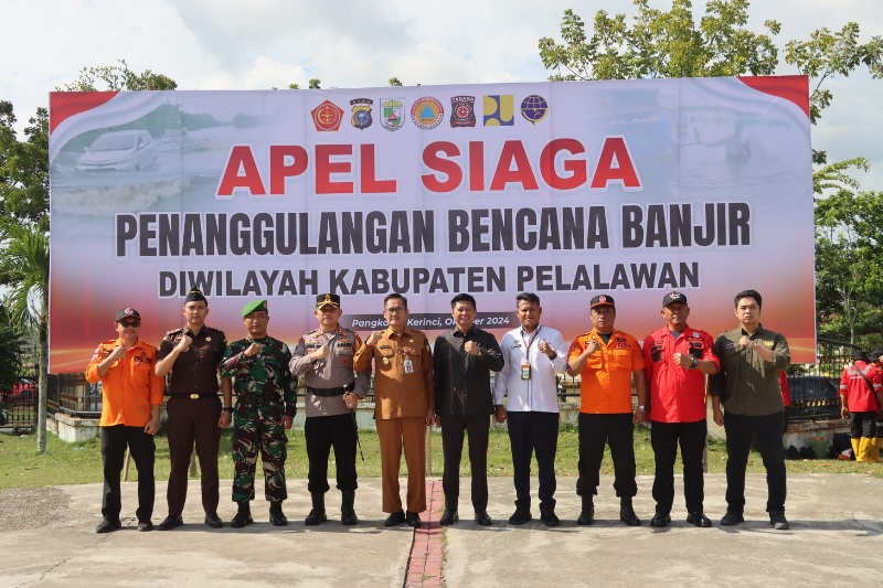 Forkopimda Kabupaten Pelalawan berfoto bersama usai pelaksanaan apel kesiapsiagaan bencana, Senin (21/10/2024).