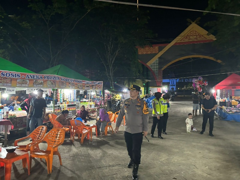 Kapolres Pelalawan AKBP Afrizal Asri saat memimpin patroli di wilayah Pangkalankerinci, Ahad (20/10/2024) malam.