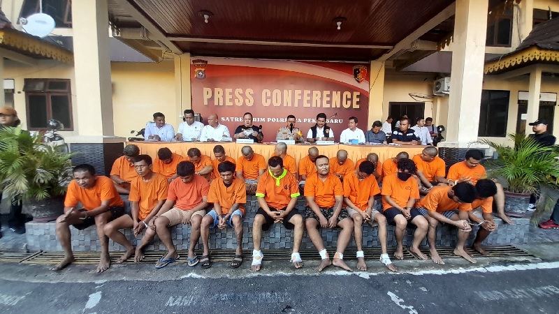 Sat Reskrim Polresta Pekanbaru ekspose kasus curanmor dengan 22 orang tersangka beserta barang bukti sepeda motor hasil curian, dihalaman Mapolresta Pekanbaru. Senin (21/10/2024).