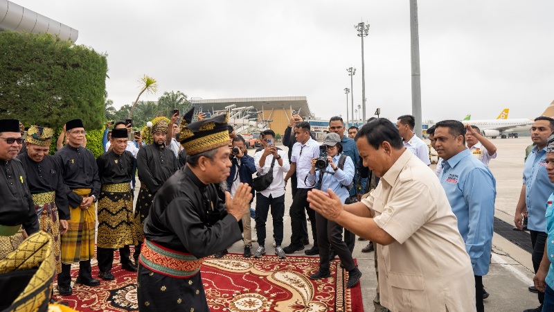 Ketua DPH LAMR Datuk Seri Taufik Ikram Jamil saat menyambut Prabowo Subianto yang kini resmi jadi Presiden ke-8 RI, beberapa waktu lalu