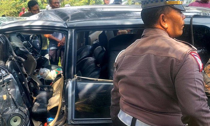 Personel Satlantas Polres Siak dibantu warga melakukan evakuasi terhadap para korban kecelakaan tunggal yang terjadi di Kampung Dayang Suri, Kecamatan Bungaraya, Kabupaten Siak pada Sabtu (19/10/2024)