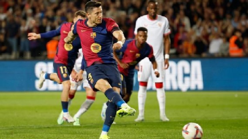 Robert Lewandowski mencetak gol pembuka Barcelona dari titik putih saat mengalahkan Sevilla 5-1 di Stadion Olimpiade Lluis Companys.