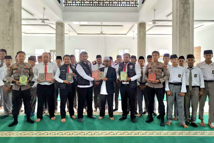 Satres Nerkoba Polres Kepulauan Meranti berbagi Kitab Suci Al Quran kepada pengurus Ponpes Darul Fikri Jalan Rintis Ujung, Kota Selatpanjang pada Senin (21/10/2024) pagi.