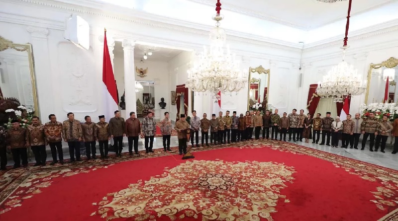 Presiden Prabowo Subianto didampingi Wapres Gibran Rakabuming Raka mengumumkan jajaran menteri Kabinet Merah Putih di Istana Merdeka, Jakarta, Ahad (20/10/2024).