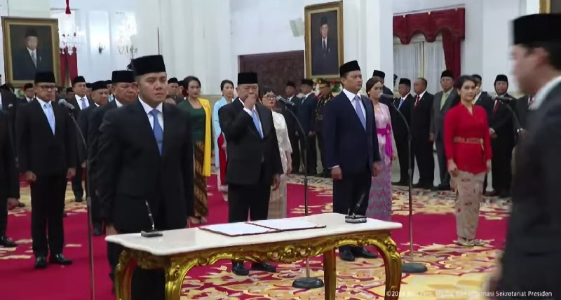 Presiden Prabowo Subianto melantik Mayor Teddy Indra Wijaya sebagai Sekretaris Kabinet bersama 56 Wakil Menteri di Istana Negara, Jakarta, Senin (21/10/2024).