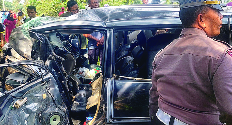 Personel Satlantas Polres Siak dibantu warga melakukan evakuasi terhadap para korban kecelakaan tunggal yang terjadi di Kampung Dayang Suri, Kecamatan Bungaraya, Kabupaten Siak, Sabtu (19/10/2024).
