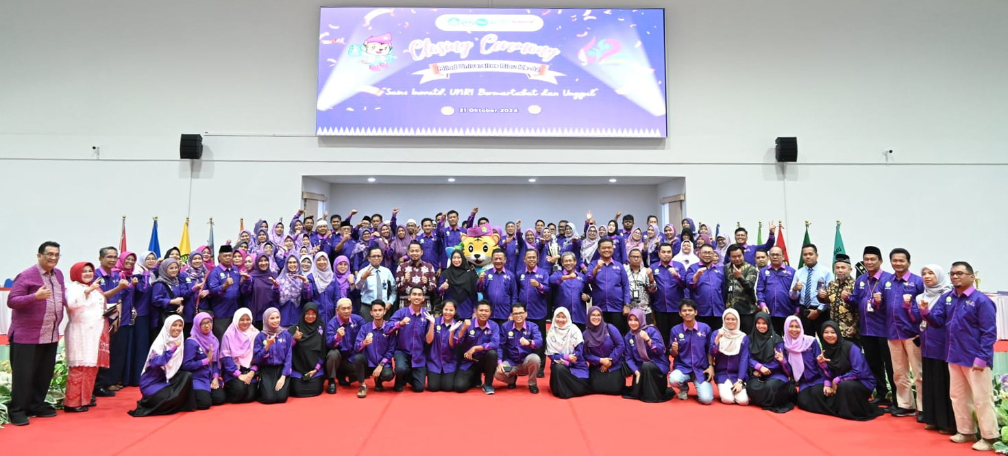 Rektor Universitas Riau (Unri) Prof Dr Sri Indarti SE MSi bersama para pimpinan serta karyawan Unri foto bersama usai penutupan Milad ke-62 Unri, Senin (21/10/2024).