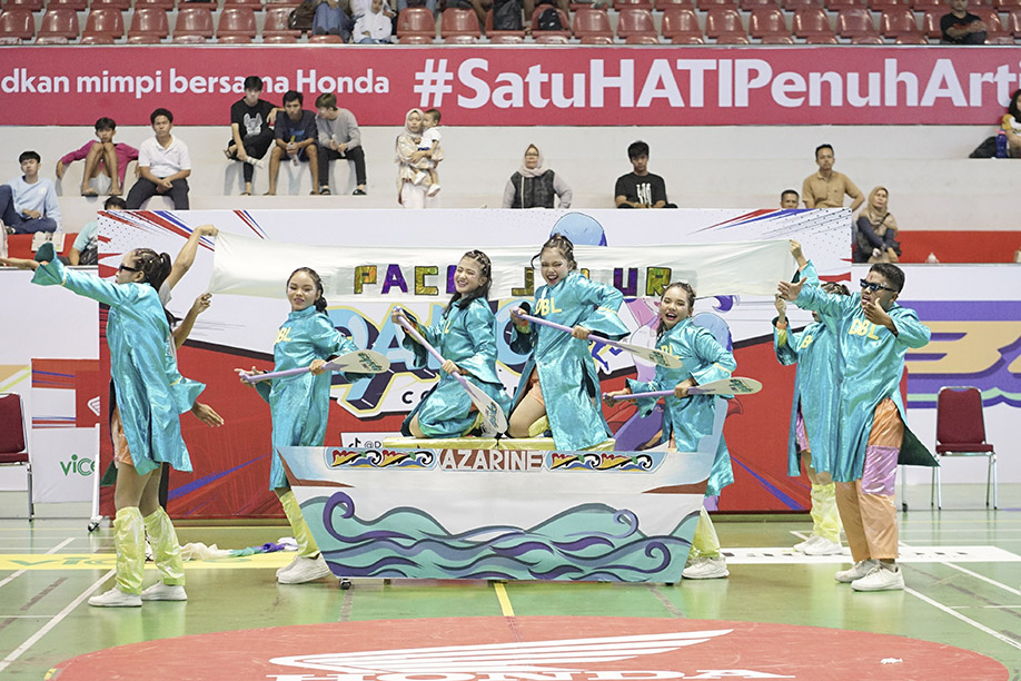 Kreatif : Tim Dance SMAN 1 Teluk Kuantan tampil kreatif saat mengikuti DBL Dance Competition 2024 di acara Honda DBL With Kopi Good Day 2024 Riau di Gelanggang Remaja Jalan Sudirman Pekanbaru, Senin (21/10/2024). ft : EVAN GUNANZAR/RIAU POS