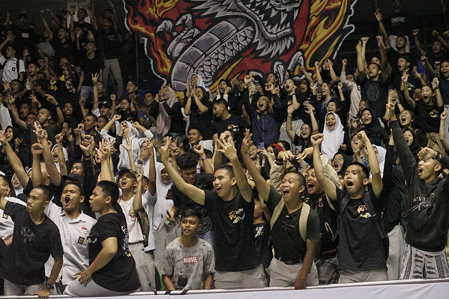 Semangat : Suporter SMAN 8 Pekanbaru saat mendukung tim kesayangannya dengan semangat di Honda DBL With Kopi Good Day 2024 Riau di Gelanggang Remaja Jalan Sudirman Pekanbaru, Senin (21/10/2024). ft : EVAN GUNANZAR/RIAU POS