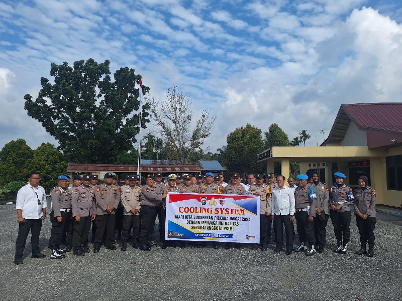 Kasi Propam Polres Kampar bersama jajaran berfoto dengan Personel Polsek Siak Hulu dalam kunjungan, Senin (21/10/2024).