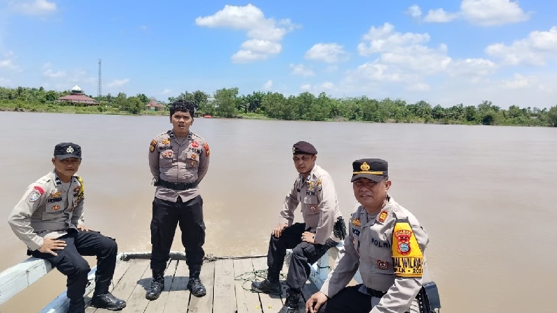 Melewati Sungai Indragiri Hilir yang rawan satwa liar buaya di perairan Desa Harapan Jaya Inhil, personel Polsek Tempuling tetap semangat melaksanakan cooling system dan patroli.