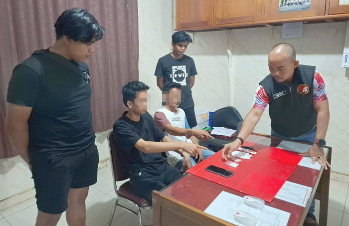 Dua pengedar narkotika jenis sabu dan ekstasi  saat diintrogasi di Mapolres Kuansing, Senin (22/10/2024) malam