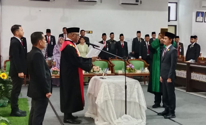 Ketua PN Teluk Kuantan, Subiar Teguh Wijaya SH mengambil sumpah jabatan Satria Mandala Putra sebagai Wakil Ketua I DPRD Kuansing dalam paripurna, Selasa (22/10/2024) di gedung DPRD Kuansing