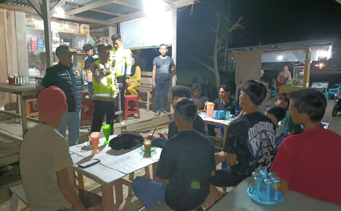Kapolsek Bonai Darussalam Iptu Romi Yendri SH MH memberikan arahan dalam kegiatan Coolling System bersama generasi Z di salah satu warung di Desa Sontang, Kecamatan Bonai Darussalam, Senin malam