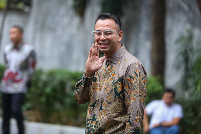 Artis Raffi Ahmad menyapa wartawan setibanya di kediaman Presiden Terpilih Prabowo Subianto di  Jakarta Selatan, Selasa (15/10/2024).
