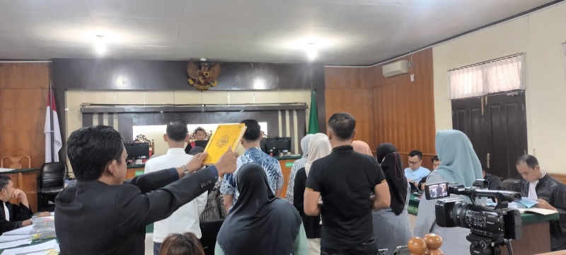 Para saksi mengambil sumpah sebelum bersaksi di Pengadilan Negeri Pekanbaru pada Selasa (22/10/2024).