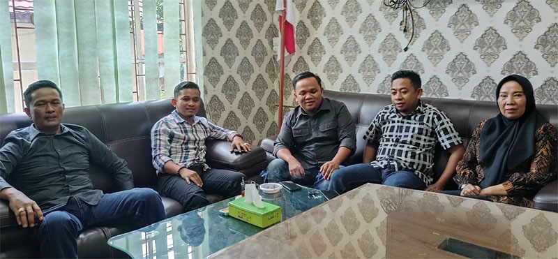 Ketua fraksi di DPRD Inhu (dari kanan), Hj Risma Agustina, Irwantoni, Dadik Supriyanto, Raja Andrea Malantino dan Raja Hasnawi, Rabu (23/10/2024).