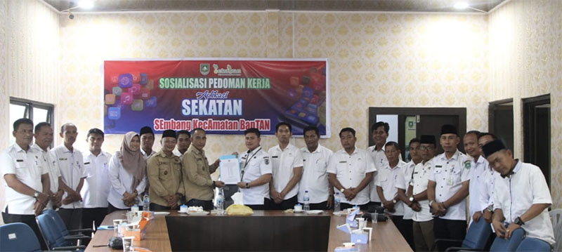 Camat Bantan Rafli Kurniawan menyerahkan SK bersama kepada kepala dan Pjs desa tentang penetapan adopsi dan replikasi Aplikasi Sekatan di Kantor Camat Bantan, Rabu (23/12024).