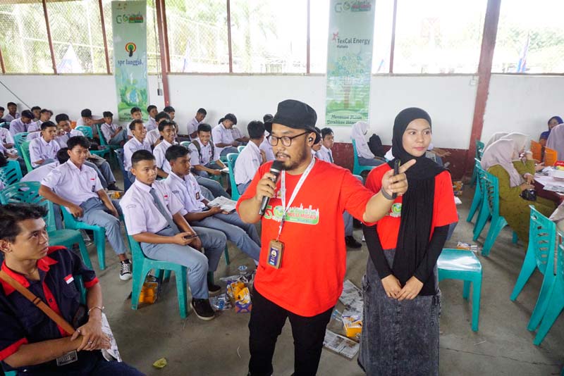 Tim Digital Riau Pos Arif Oktafian dan Anggun Faza (kanan) mem&shy;berikan materi Optimalisasi Konten Media Sosial dan Lomba Video Kampanye Lingkungan.