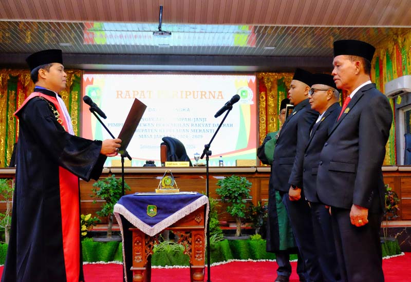 Tiga pimpinan DPRD Kepulauan Meranti dilantik Ketua Pengadilan Negeri Bengkalis Bayu Soho Rahardjo SH di Selatpanjang, Selasa (22/10/2024).