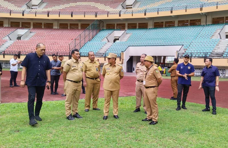 Pelaksana harian Kepala Dinas Kepemudaan dan Olahraga Riau Helfandi SE MSi, dan jajaran lainnya mendampingi Penjabat Gubernur Riau Dr Rahman Hadi MSi meninjau Stadion Utama Riau, Senin (14/10/2024).